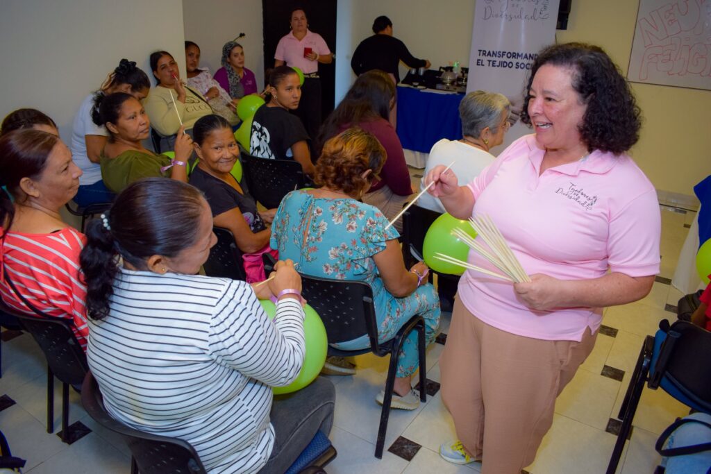 Una facilitadora de la Fundación conversa con un grupo de mujeres durante un taller comunitario.