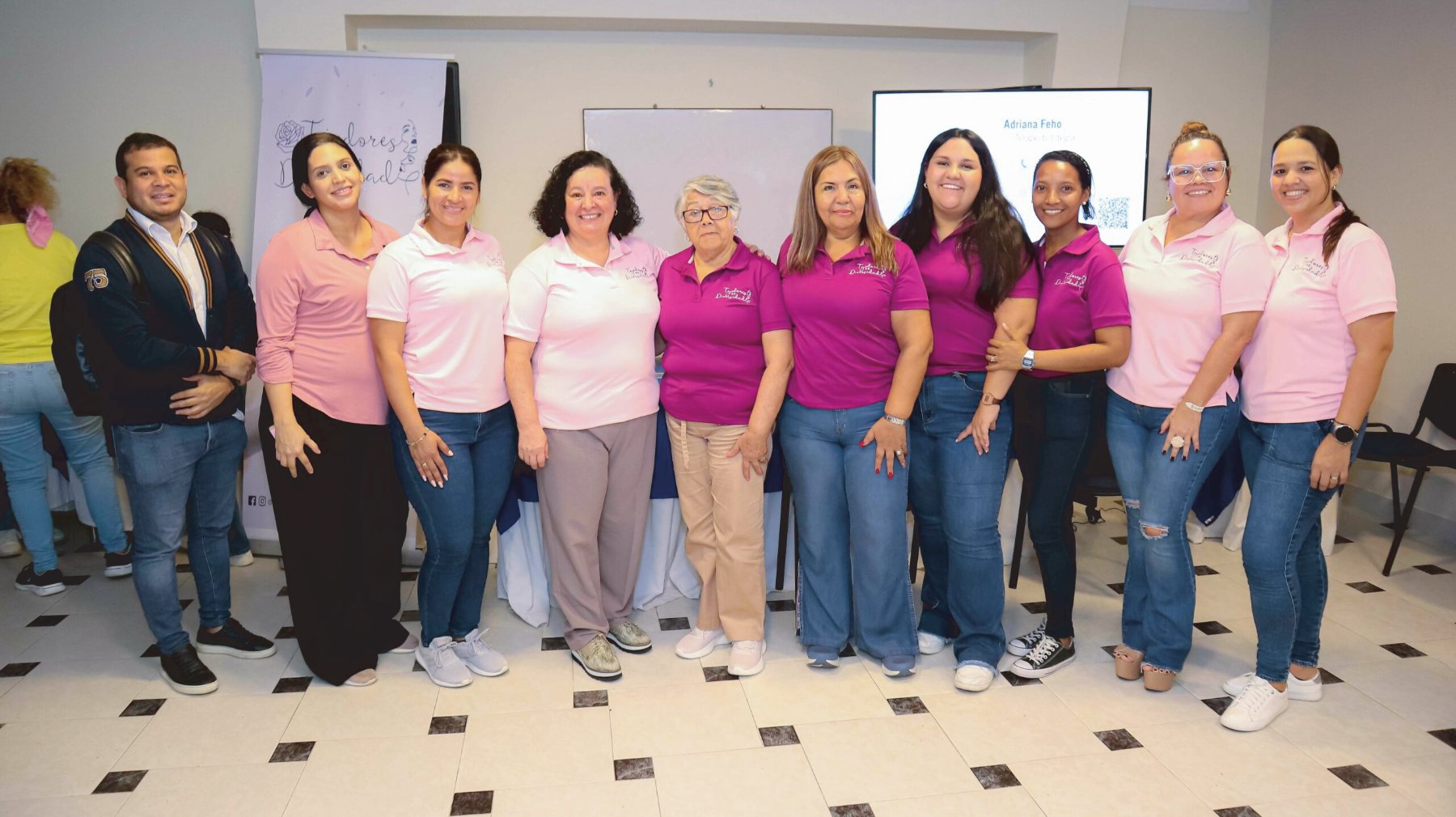 Nosotros Integrantes de la Fundación Social Tejedores de Diversidad con sus camisas institucionales durante un encuentro de trabajo.