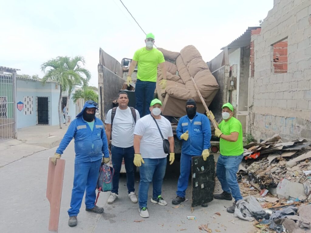 Experiencia Equipo de la Fundación durante una jornada de recolección de inservibles en el barrio.