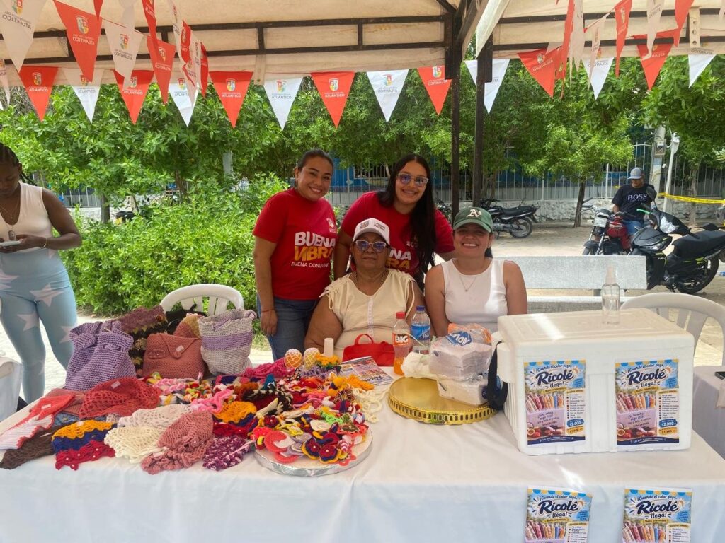 Experiencia Vecinos recorren los puestos de la feria de emprendimientos.
