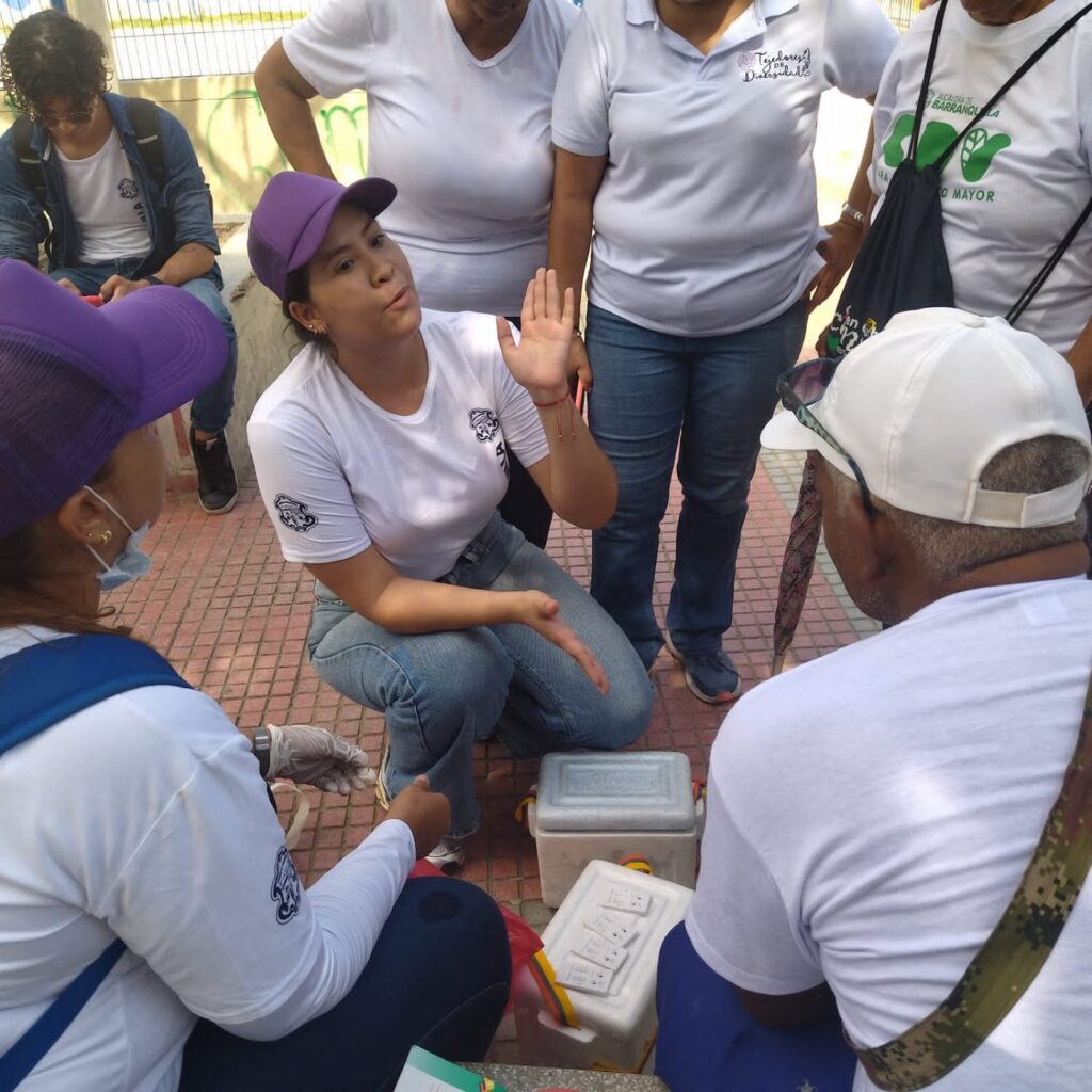 Experiencia Equipo de la Fundación conversa con un grupo de vecinos durante una jornada de salud.