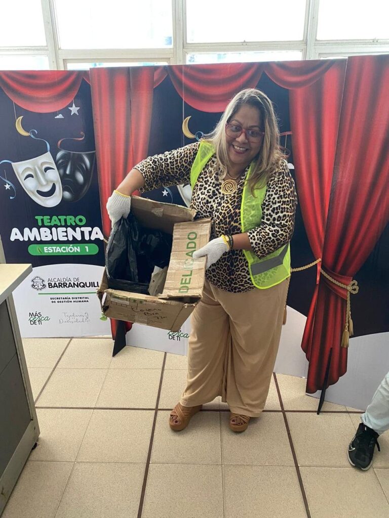 Jornada de Teatro Ambiental: una participante muestra materiales recuperados para reciclaje.