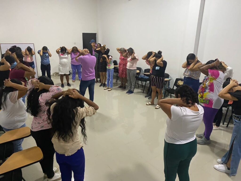 Participantes de un taller de equidad de género en fila, durante un ejercicio grupal.