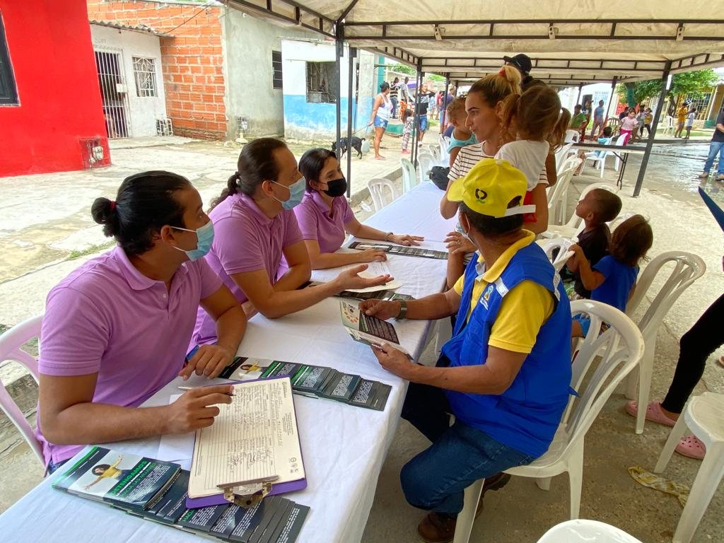 Equipo de la Fundación atiende a vecinos en una jornada comunitaria al aire libre.